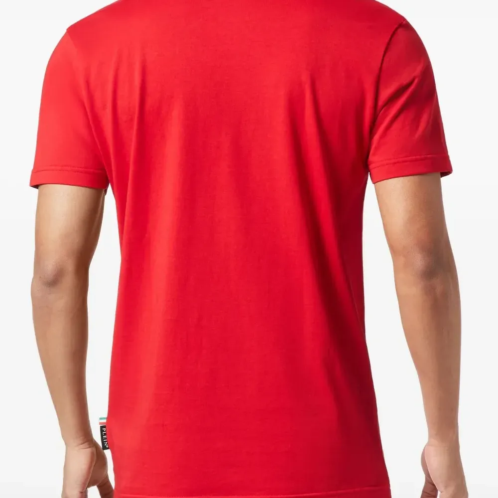 Футболка с нашивкой