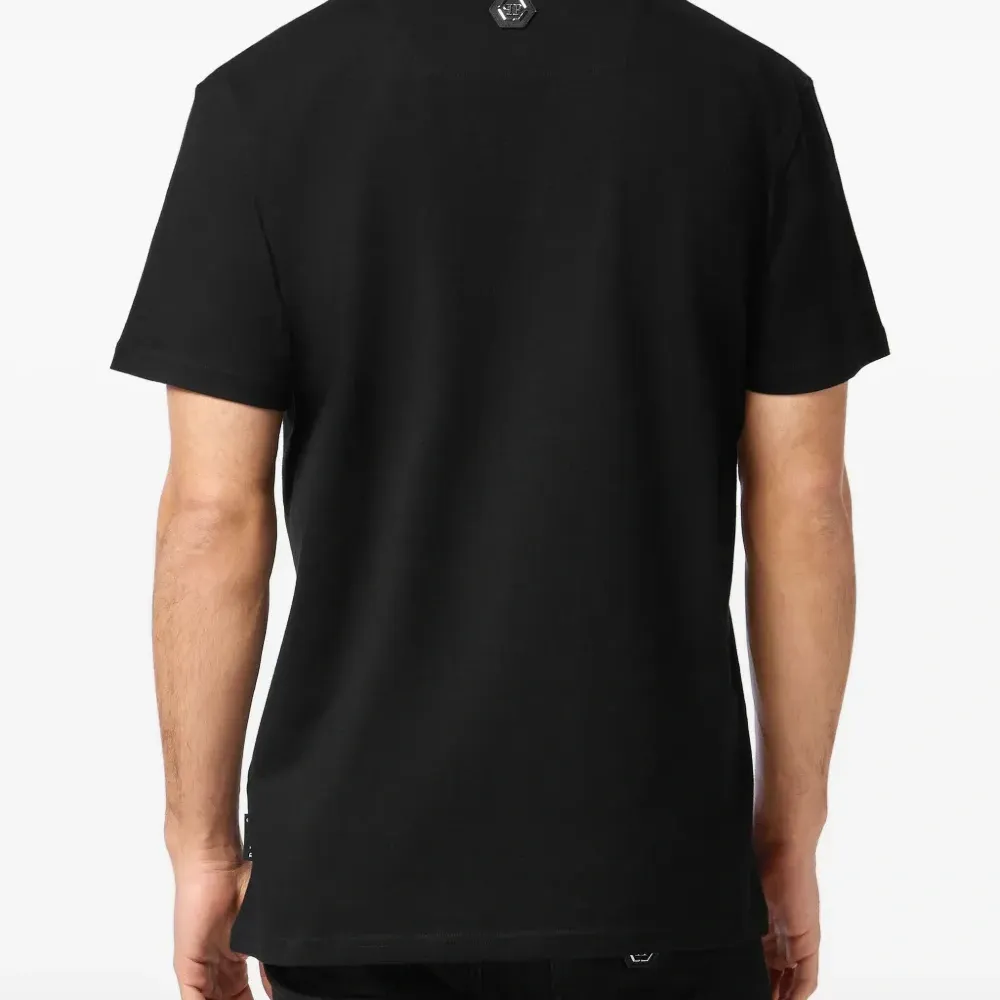 футболка с логотипом