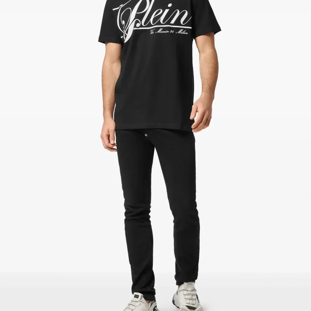 футболка с логотипом