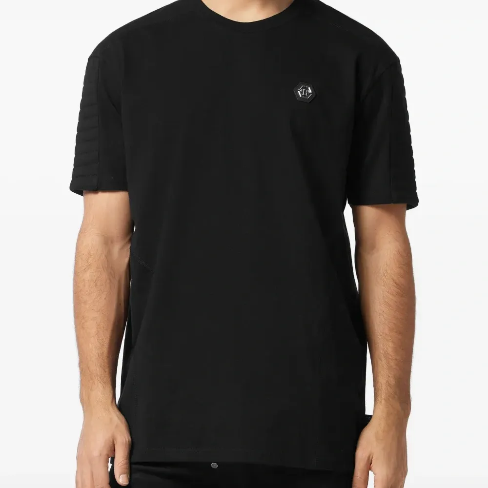 футболка с круглым вырезом и стеганой вставкой футболка с круглым вырезом и стеганой вставкой