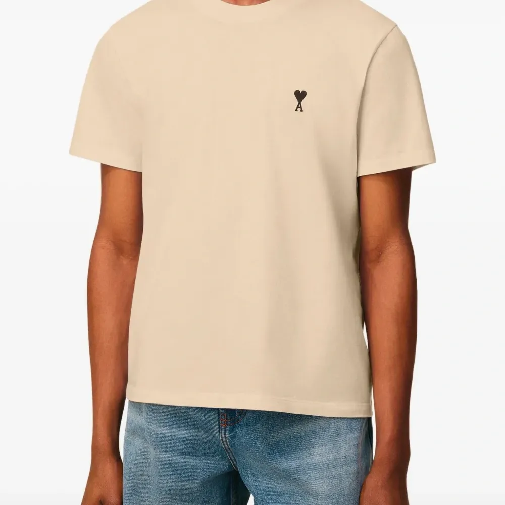 футболка с вышитым логотипом