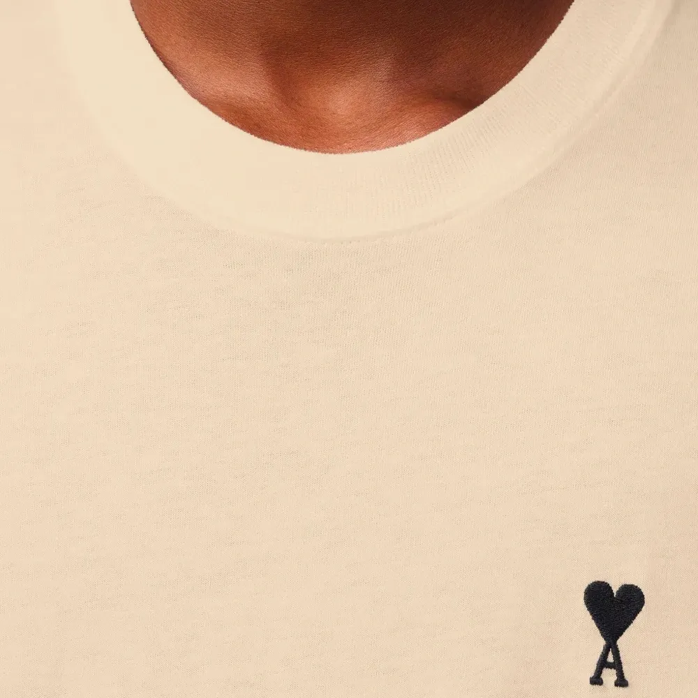 футболка с вышитым логотипом