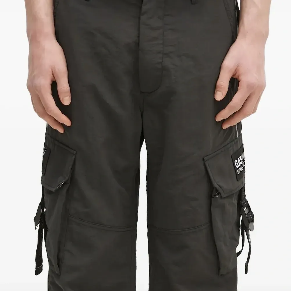 Брюки карго с нашивкой