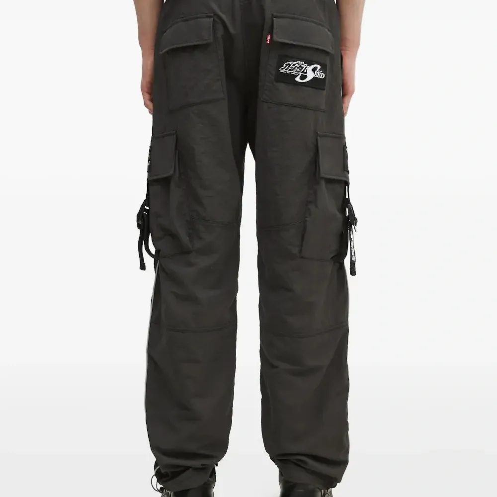 Брюки карго с нашивкой