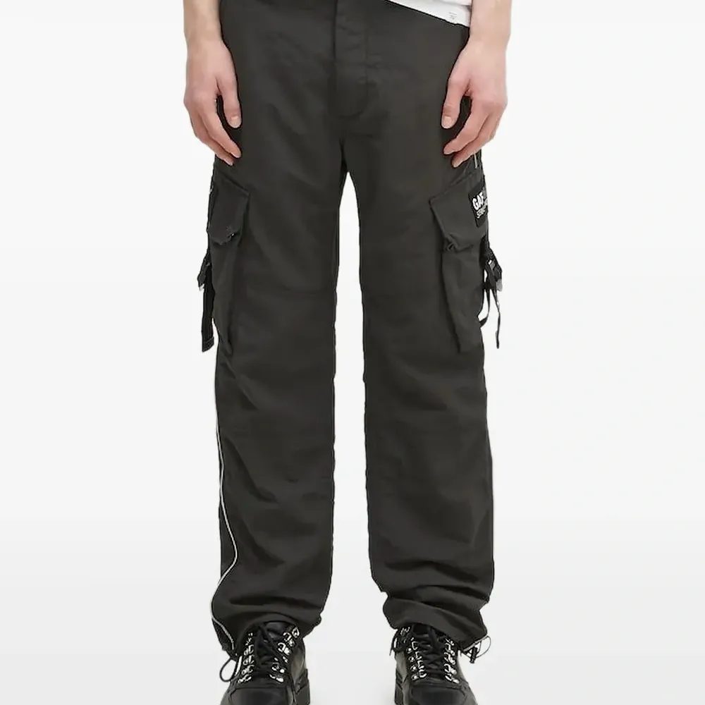 Брюки карго с нашивкой