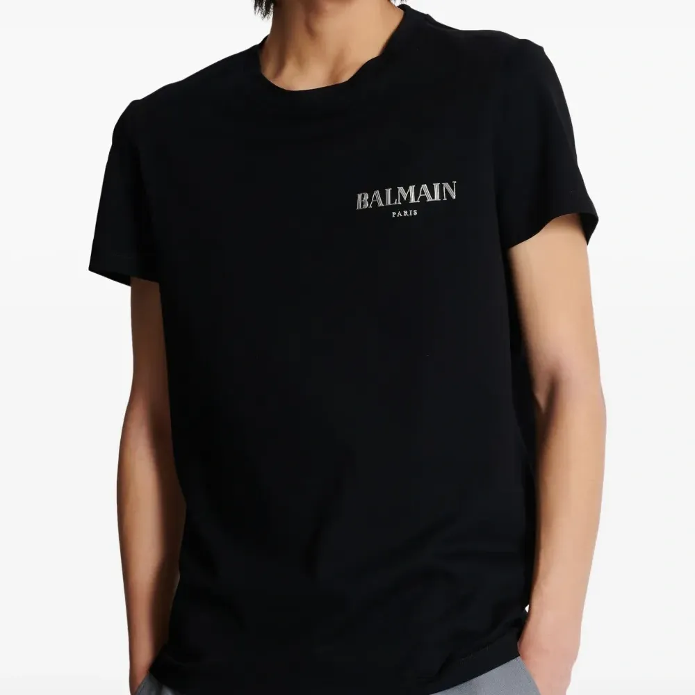 Футболка с логотипом