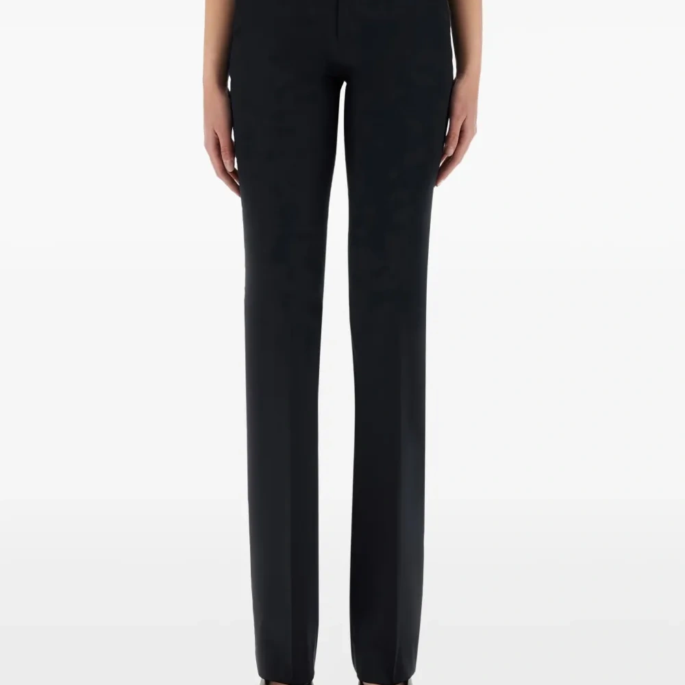 Расклешенные брюки строгого кроя