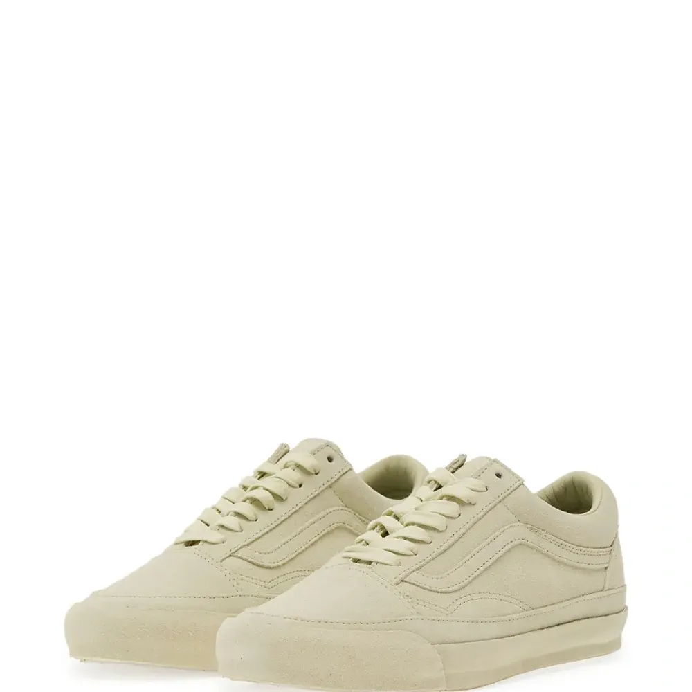 Кроссовки на шнуровке