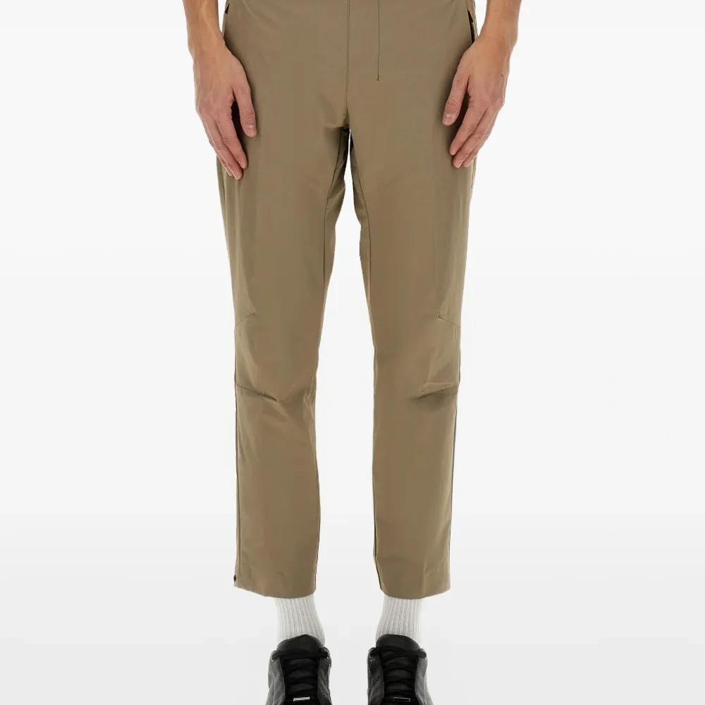 Зауженные брюки с эластичным поясом