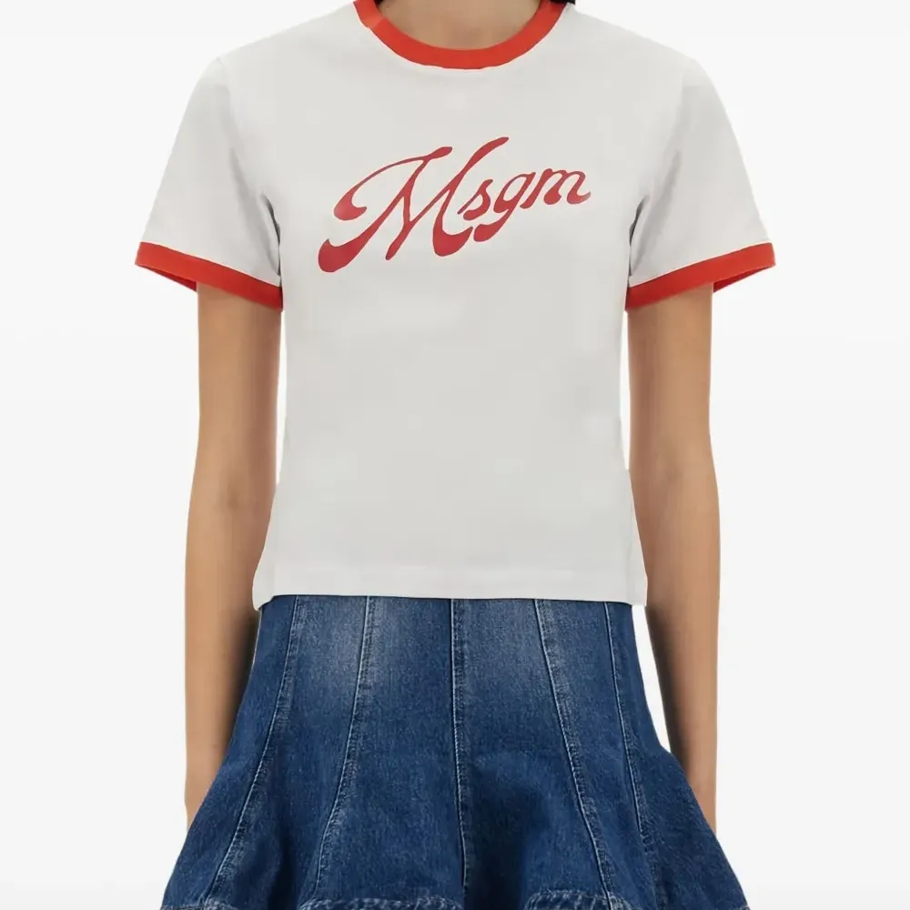 футболка с логотипом и контрастной отделкой