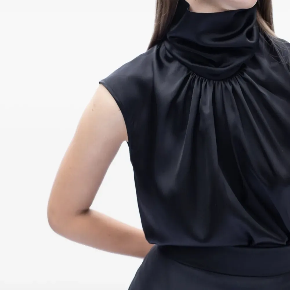 Блузка с высоким воротником