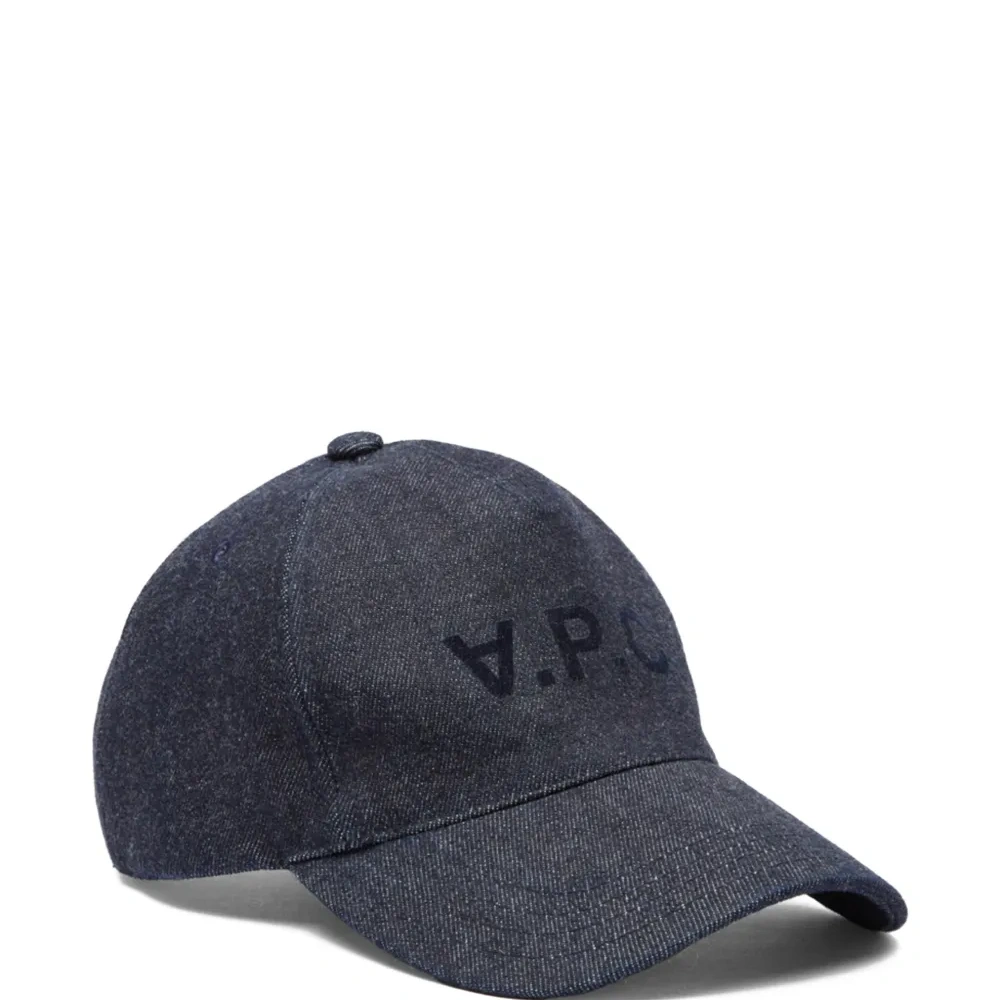 кепка с логотипом