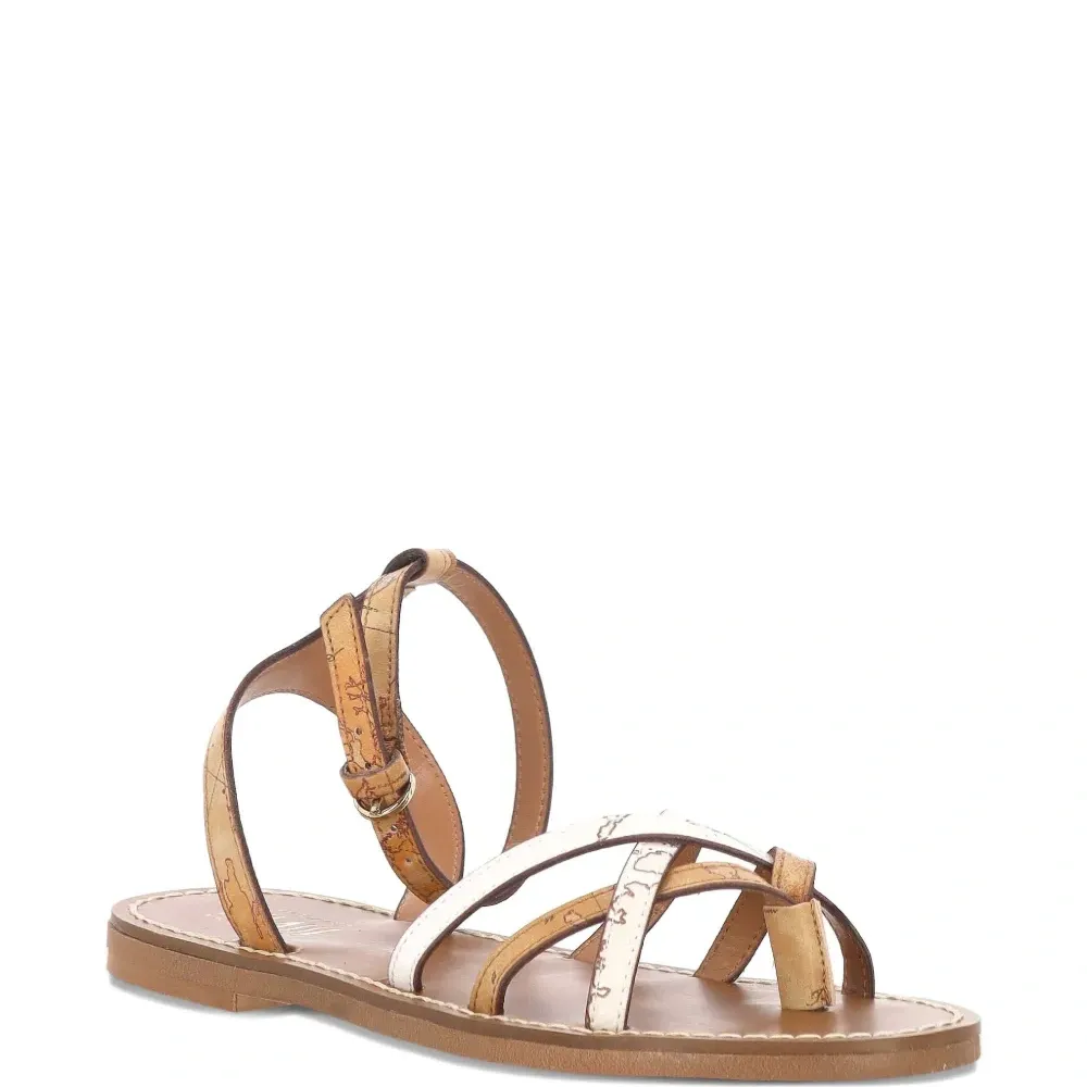 сандалии на плоской подошве