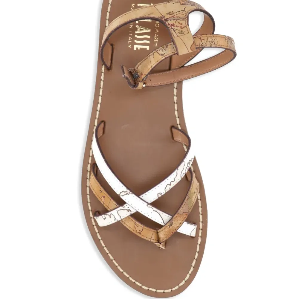 сандалии на плоской подошве