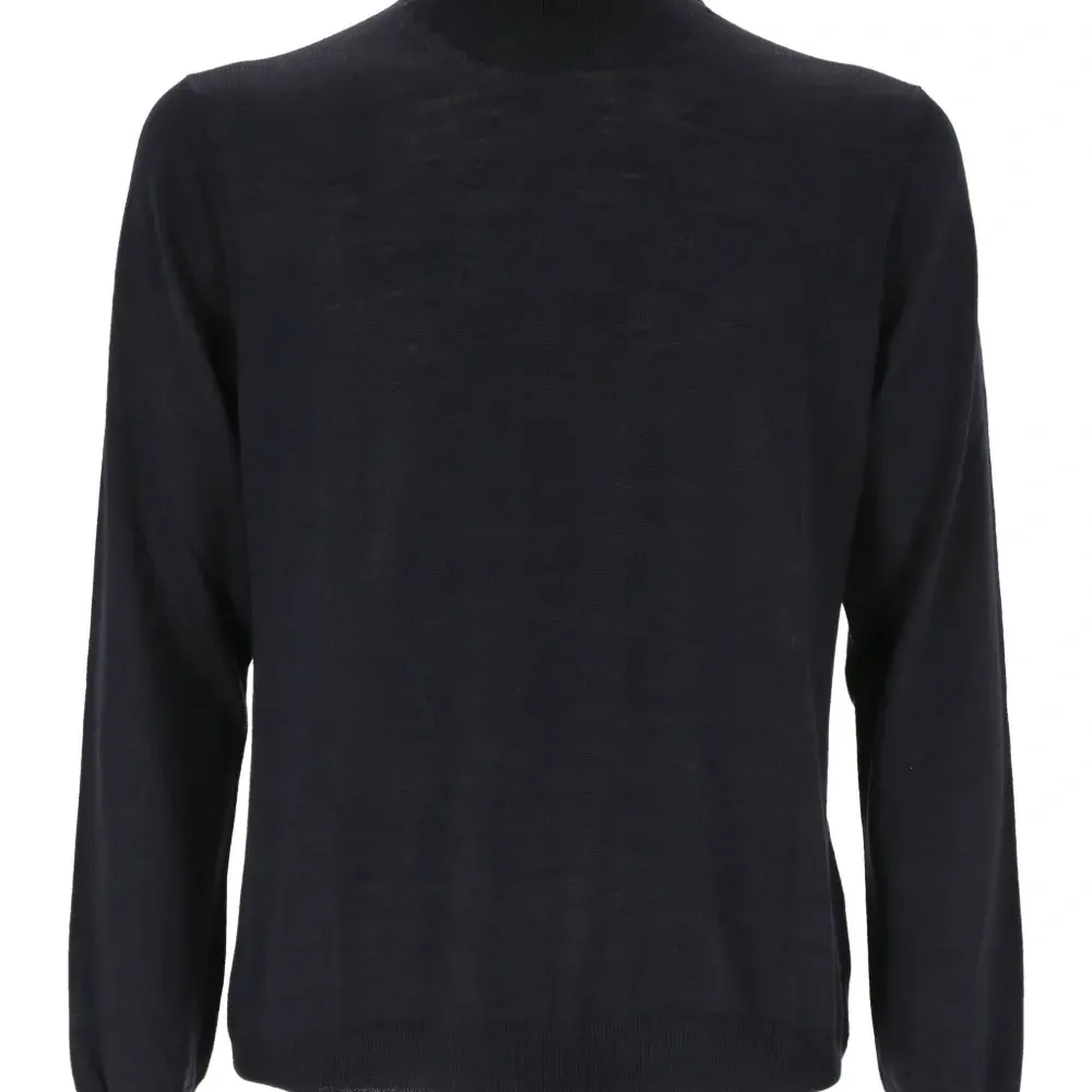 Свитер с высоким воротником