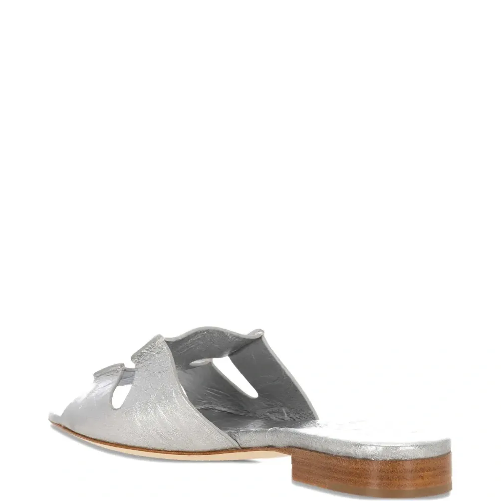 Сандалии на плоской подошве