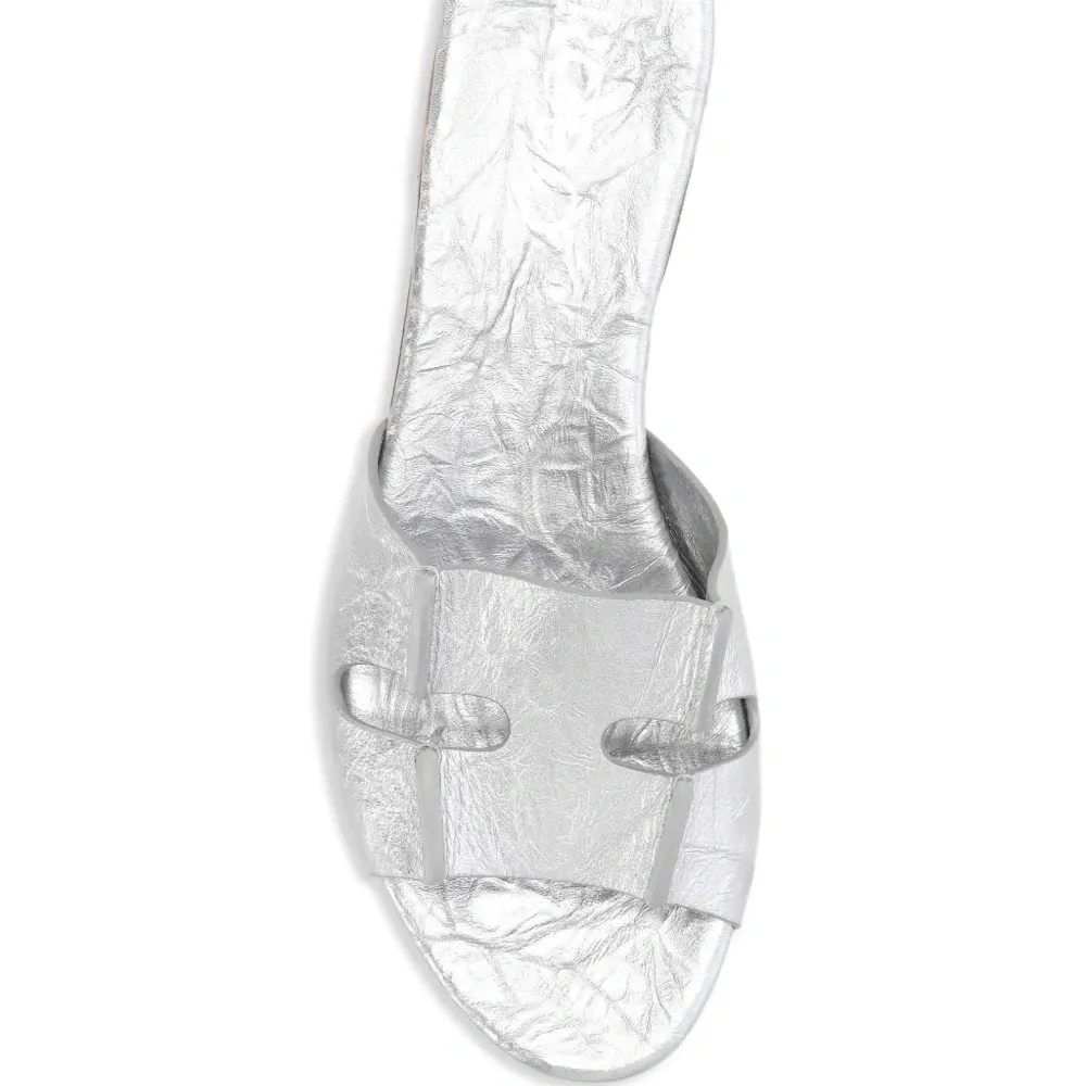 Сандалии на плоской подошве