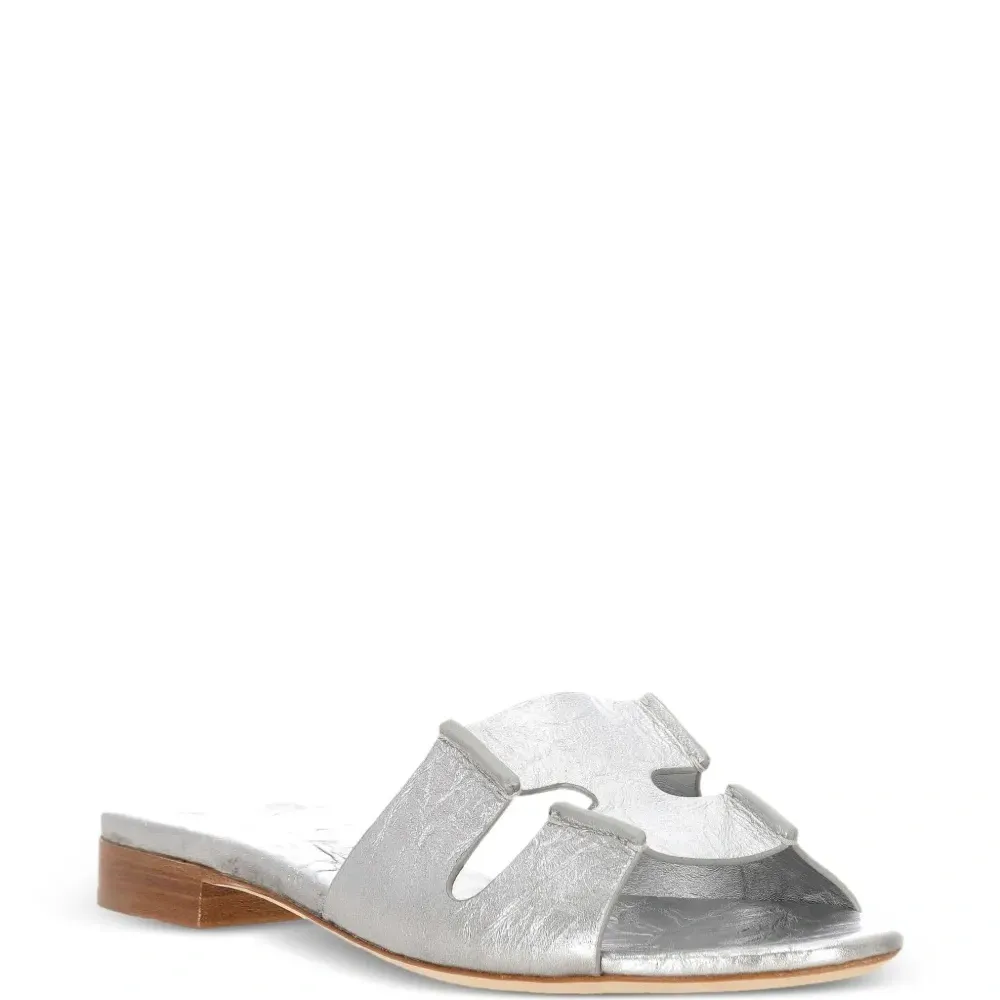 Сандалии на плоской подошве