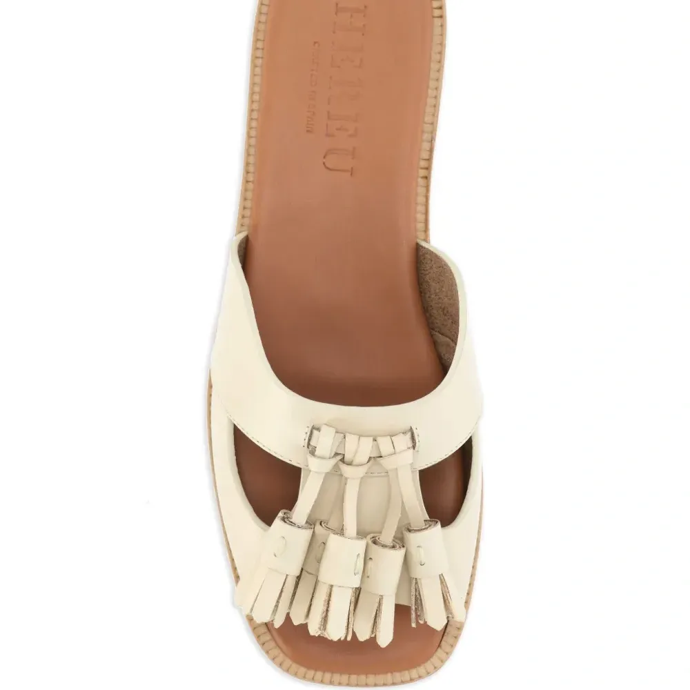 Сандалии на резиновой подошве Сандалии на резиновой подошве