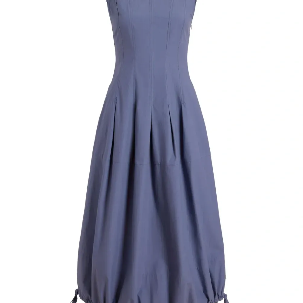 платье без рукавов со складками