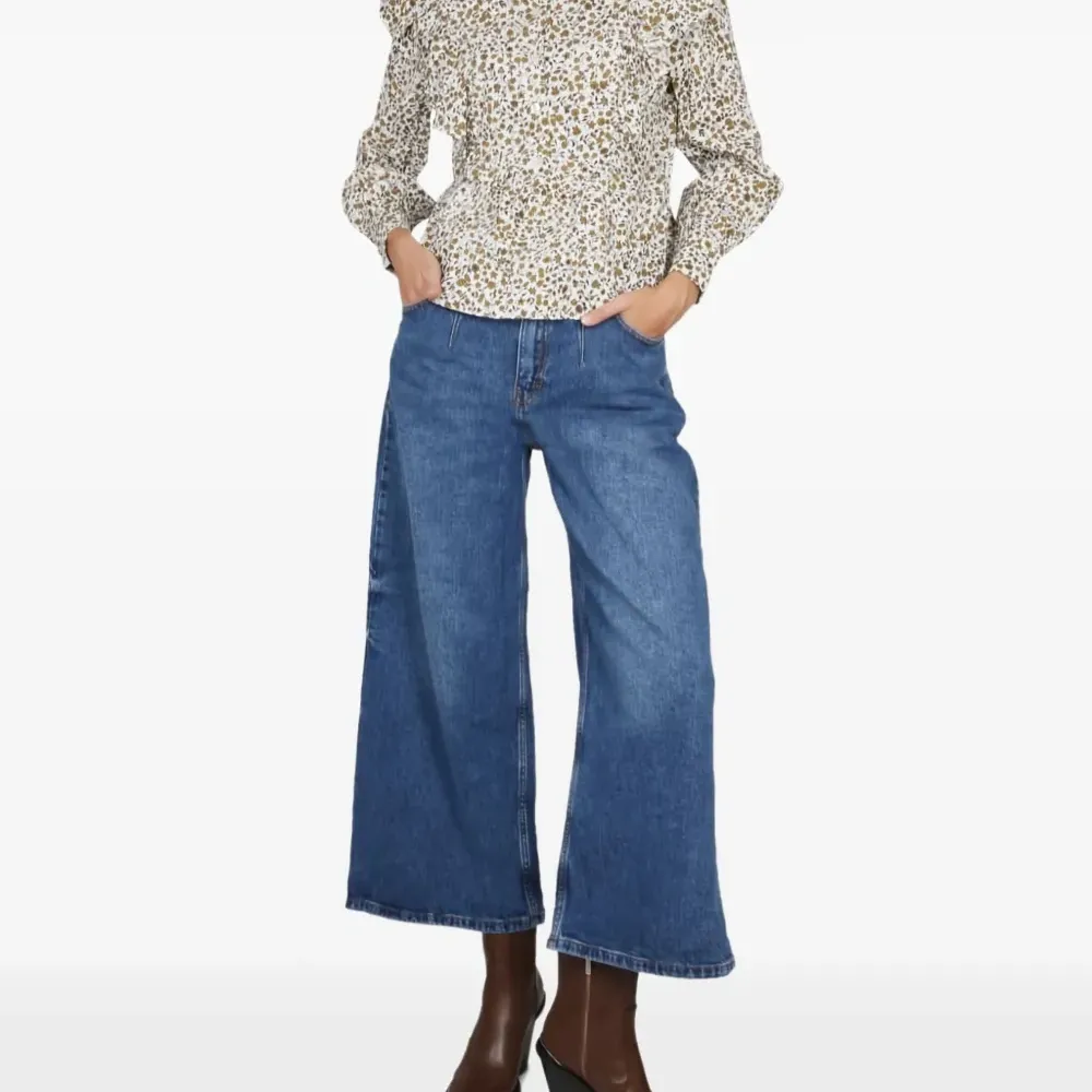 Блузка с оборками и цветочным принтом