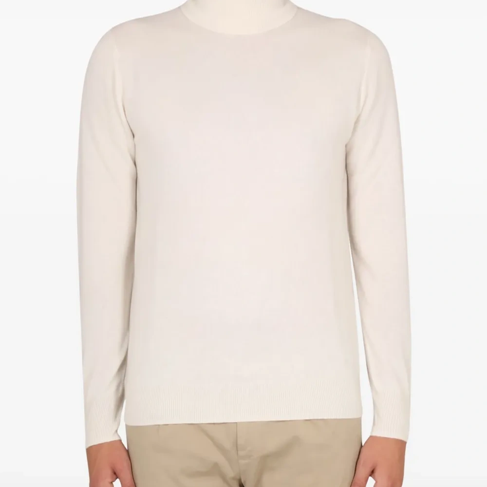 Свитер с высоким воротником