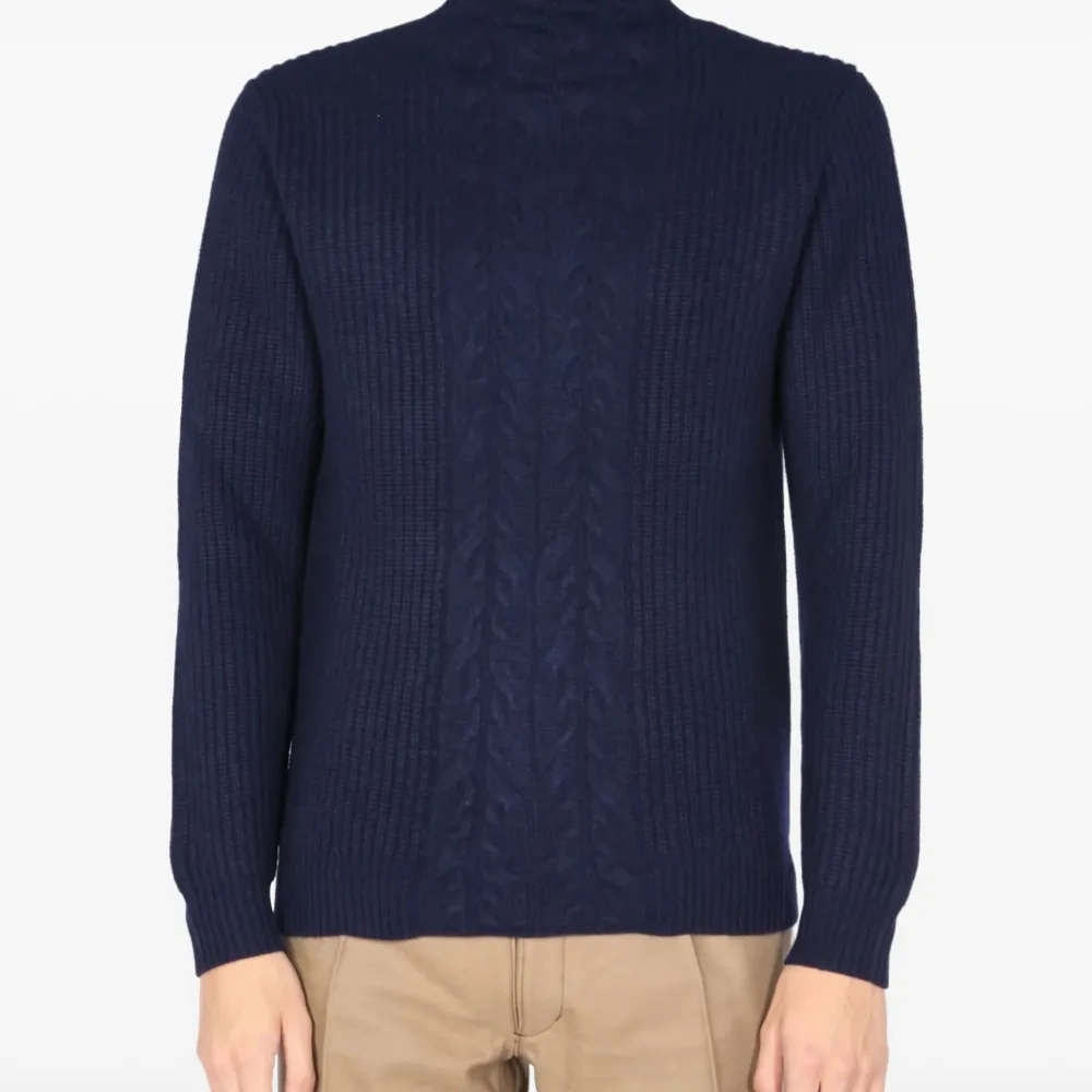 Свитер фактурной вязки с высоким воротником