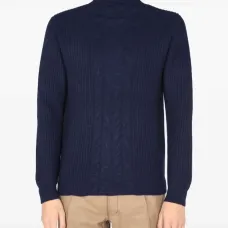 Свитер фактурной вязки с высоким воротником