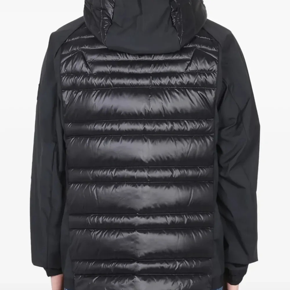 Стеганый пуховик с капюшоном