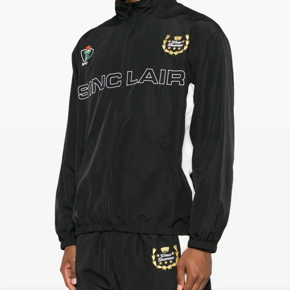 Куртка с вышитым логотипом