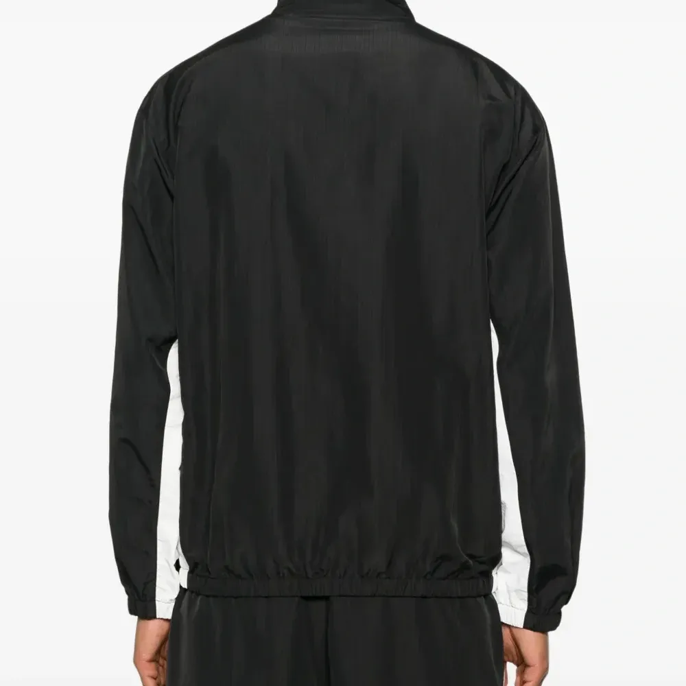 Куртка с вышитым логотипом