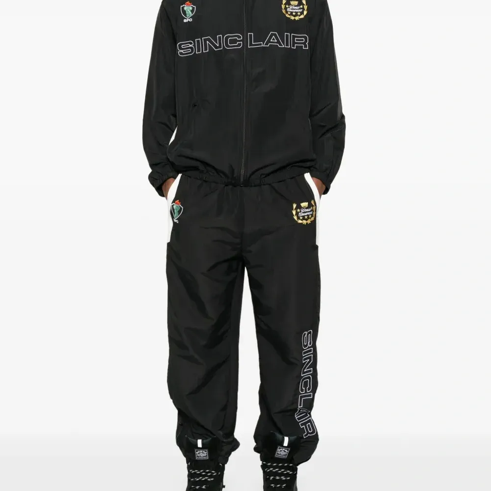 Куртка с вышитым логотипом