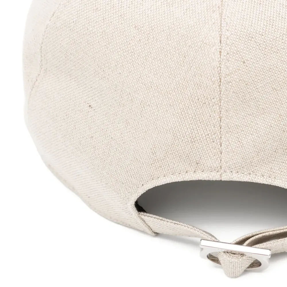 Бейсболка с вышитым логотипом Бейсболка с вышитым логотипом