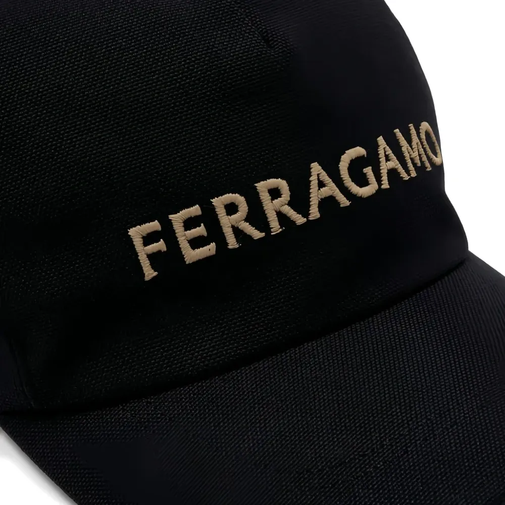 Бейсболка с вышитым логотипом