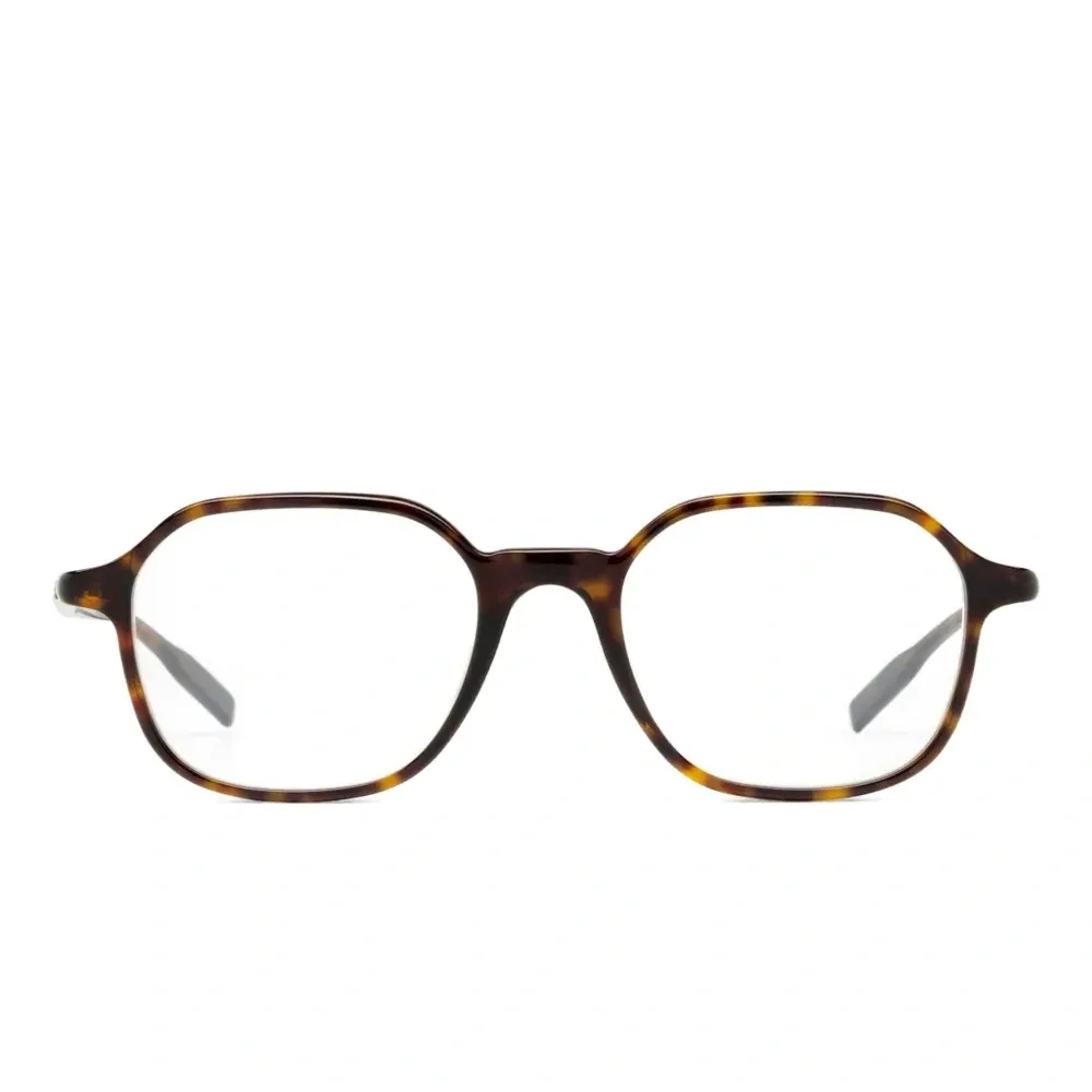 Очки в геометричной оправе