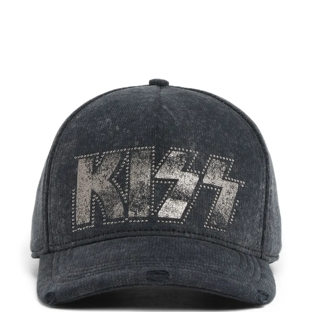 Кепка с вышитым логотипом