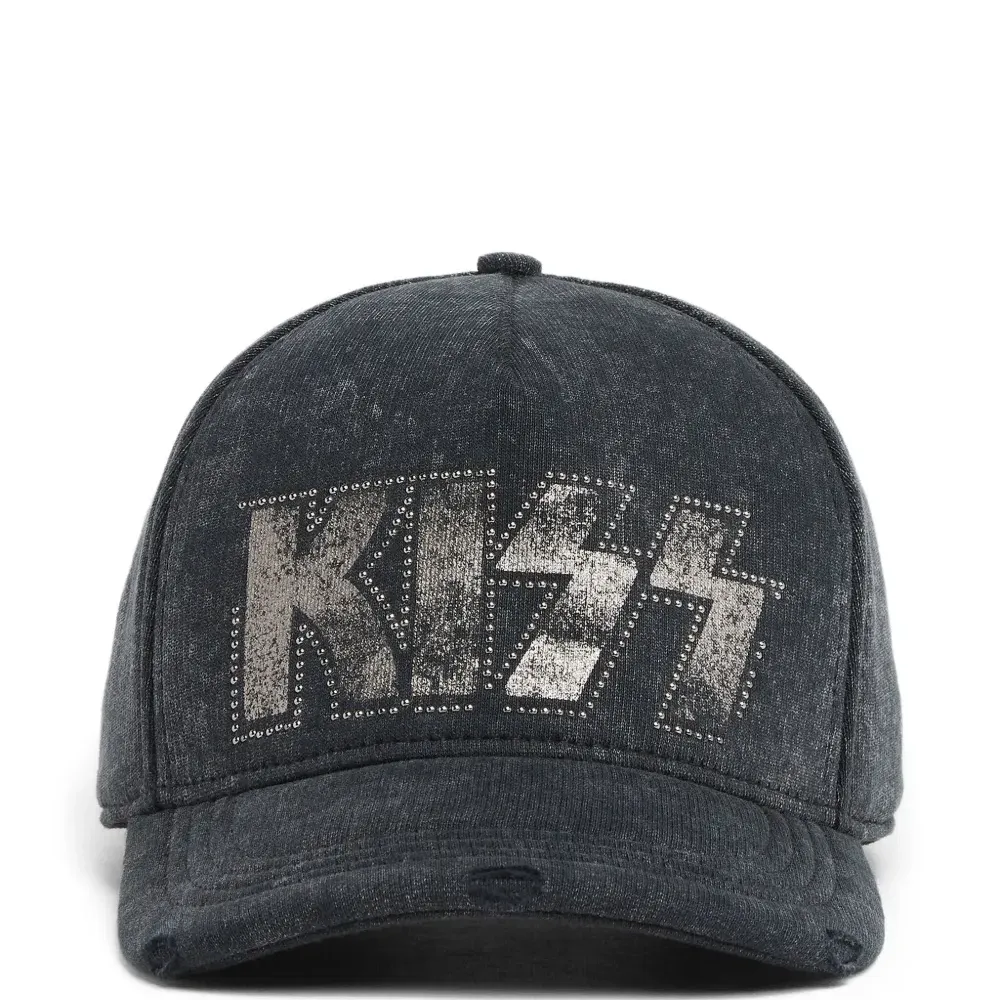 Кепка с вышитым логотипом