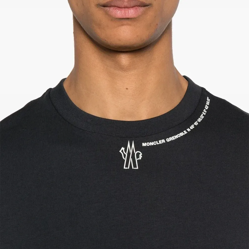 Футболка с логотипом