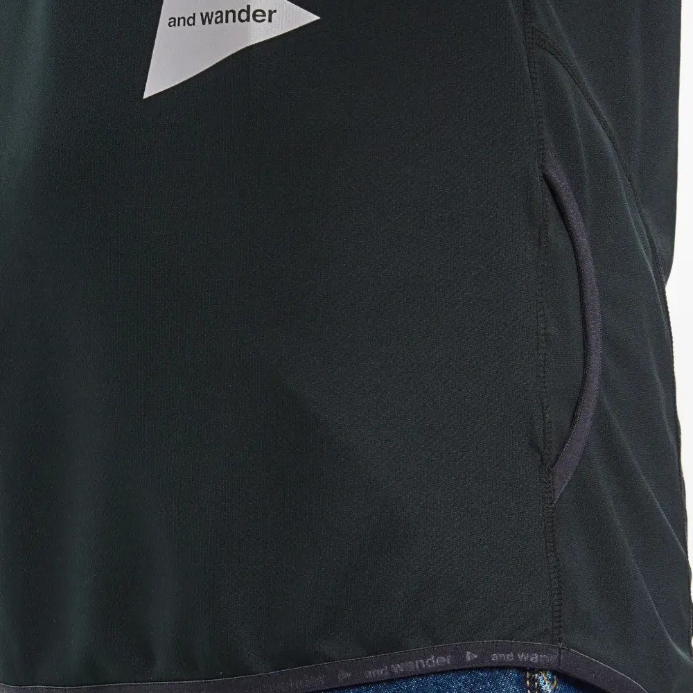 Футболка с логотипом