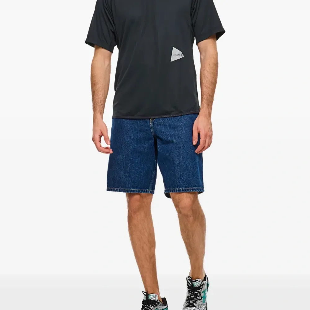 Футболка с логотипом