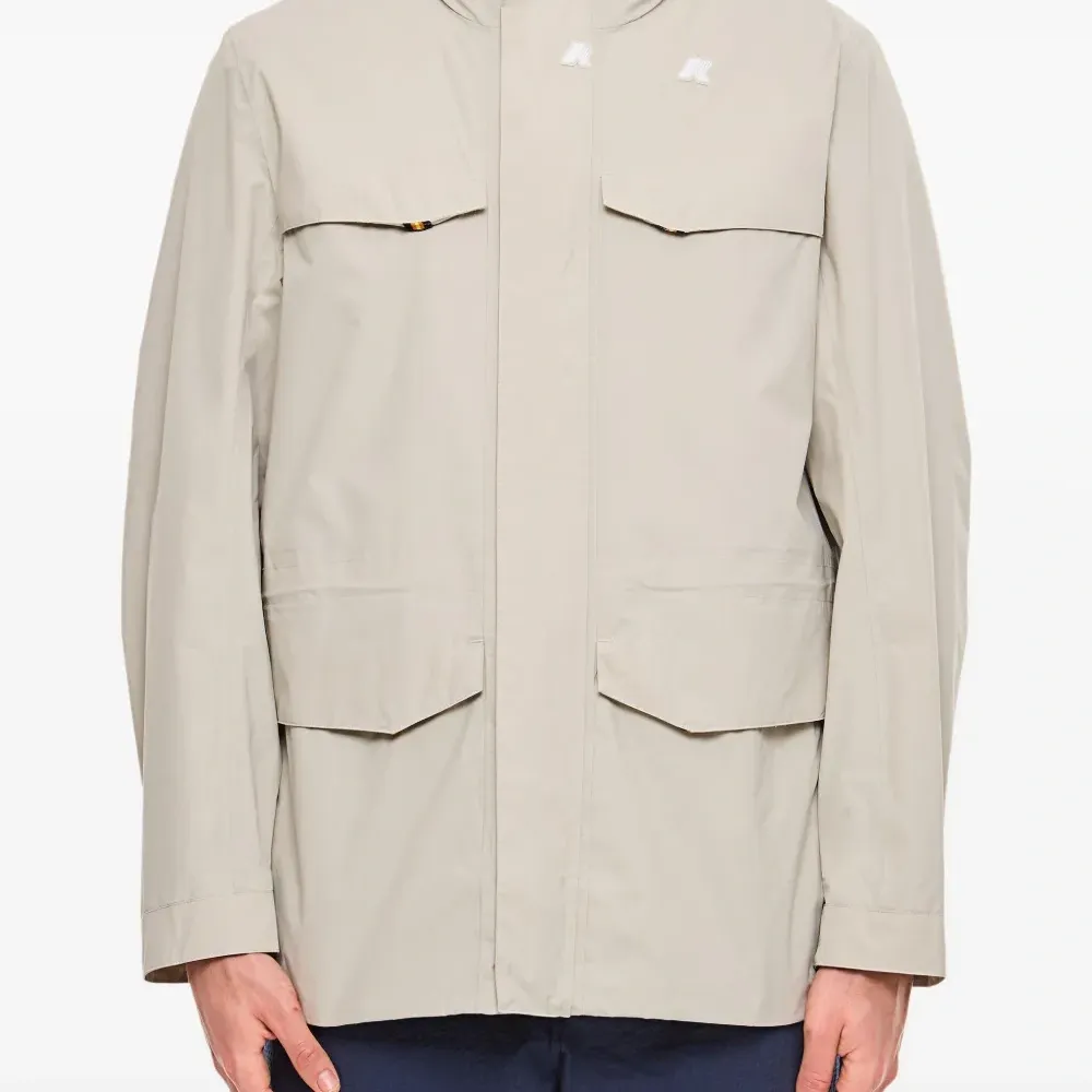 Пальто с нашивкой-логотипом