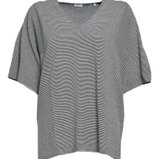 Футболка с V-образным вырезом