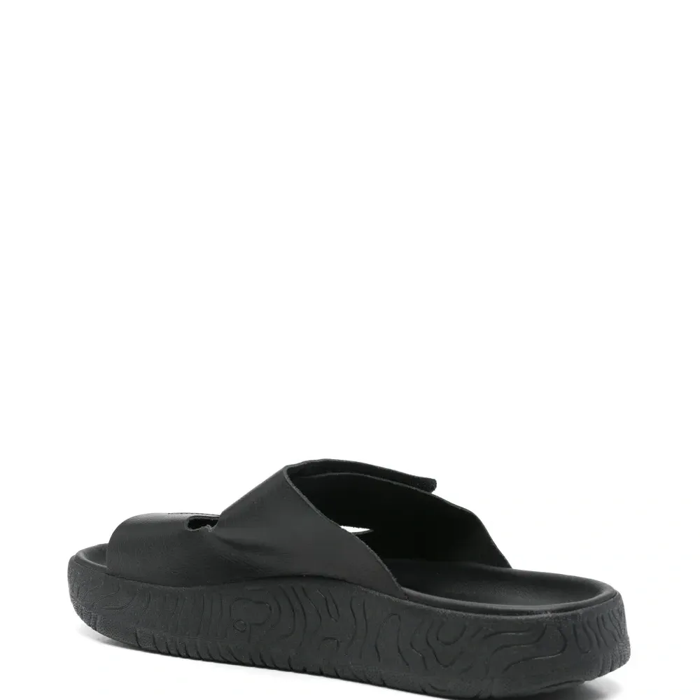 Шлепанцы с тисненым логотипом