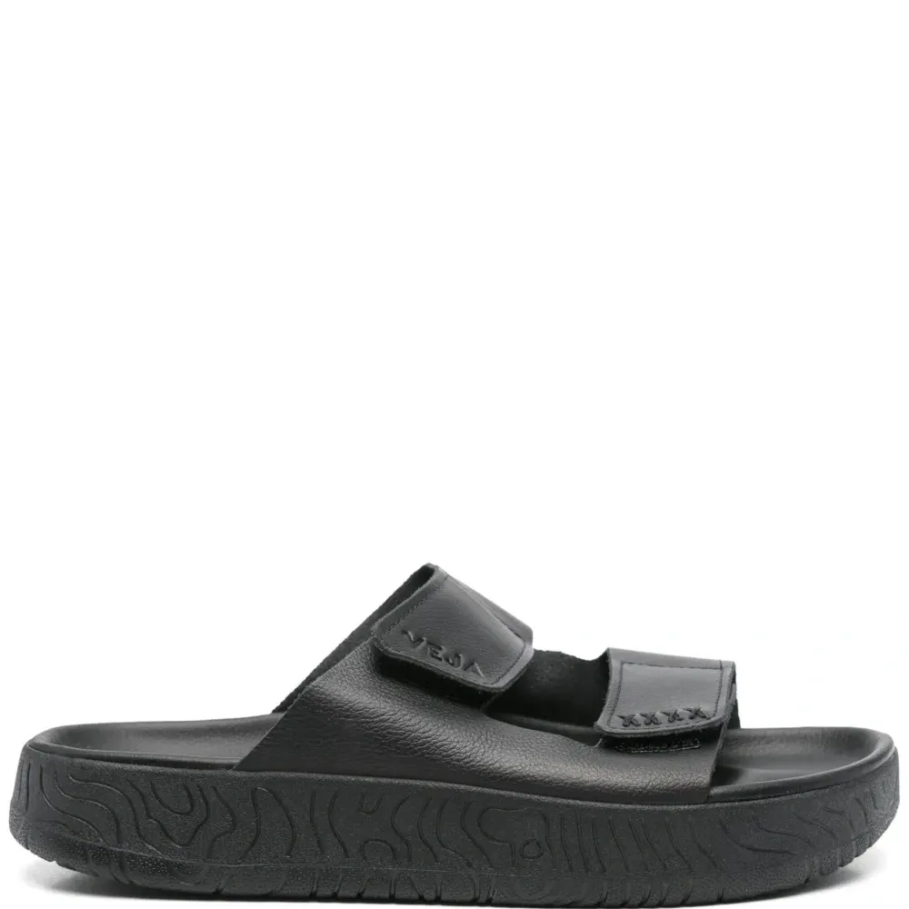 Шлепанцы с тисненым логотипом