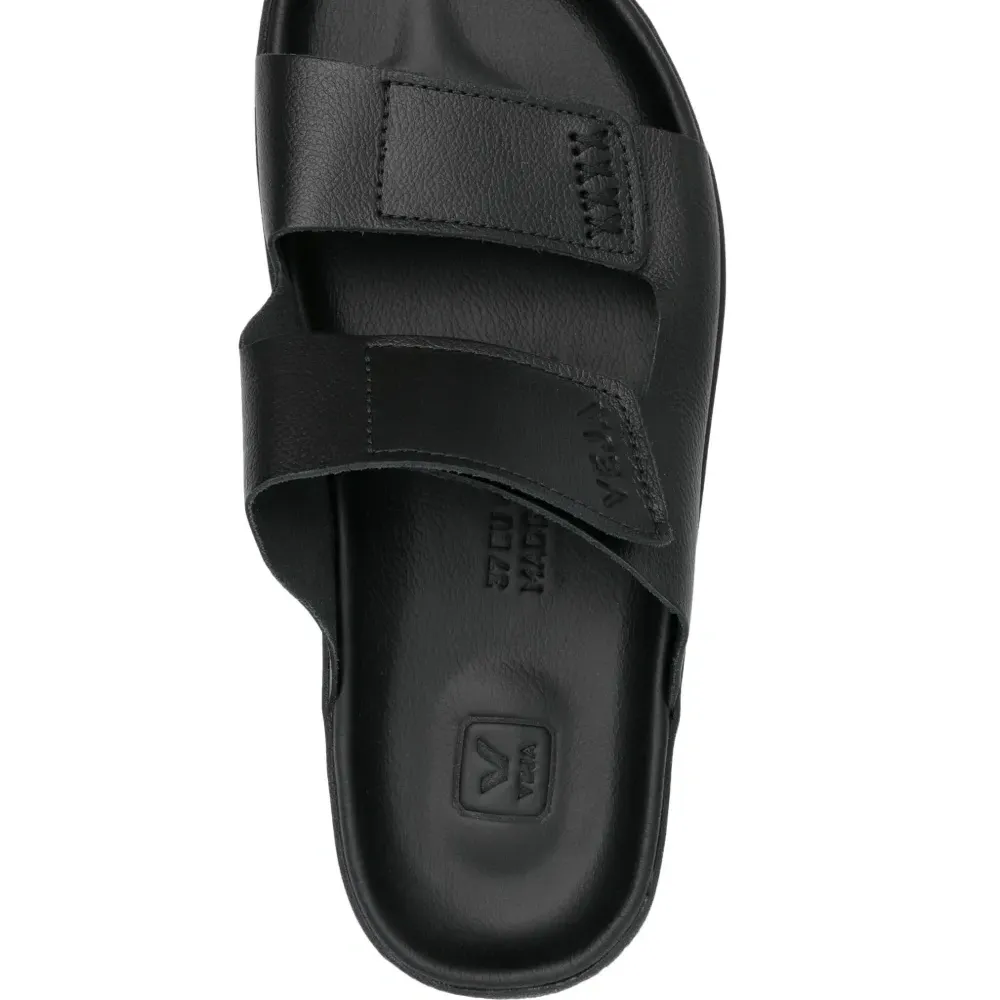 Шлепанцы с тисненым логотипом