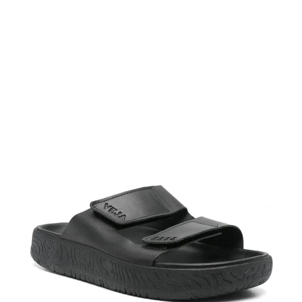 Шлепанцы с тисненым логотипом