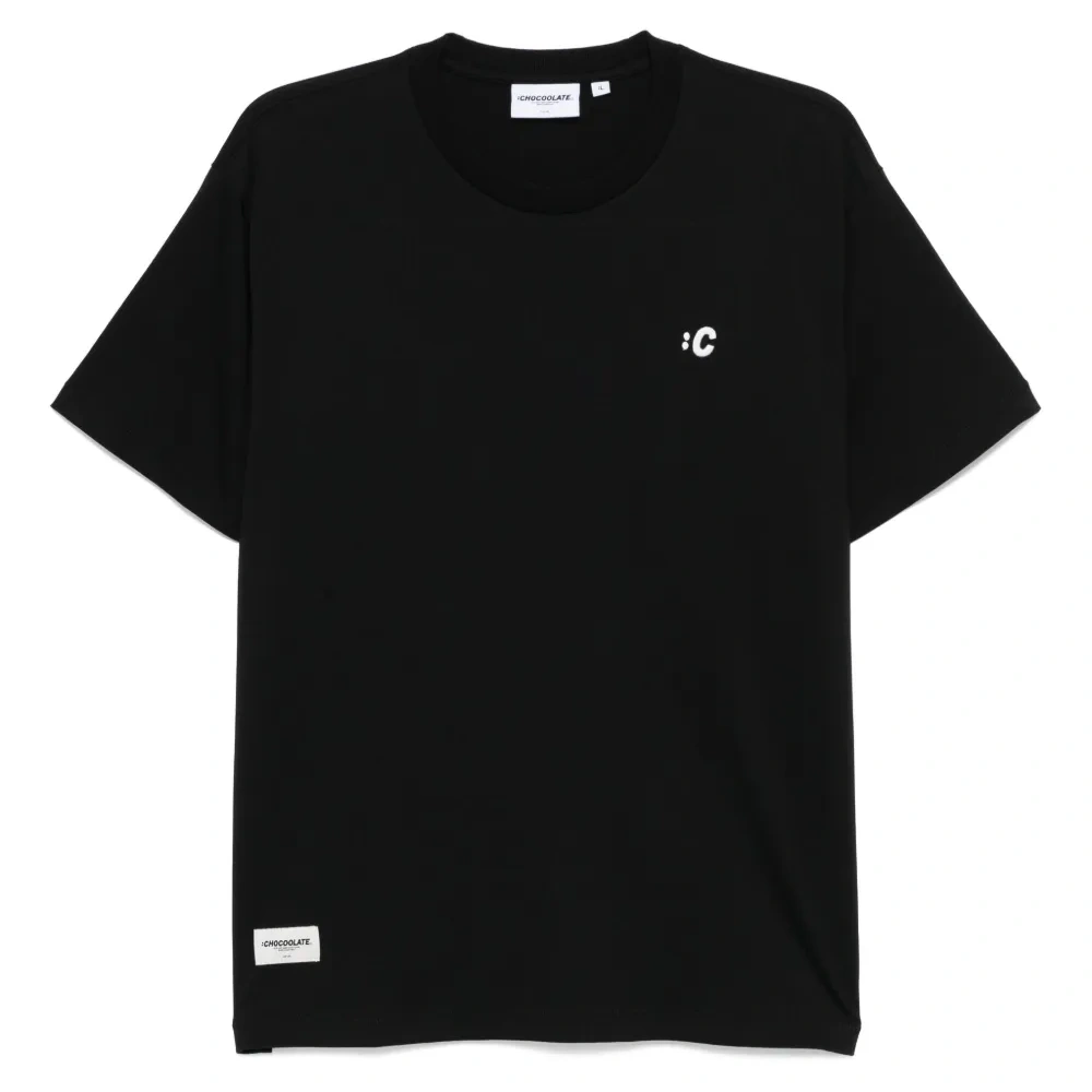 футболка с вышитым логотипом