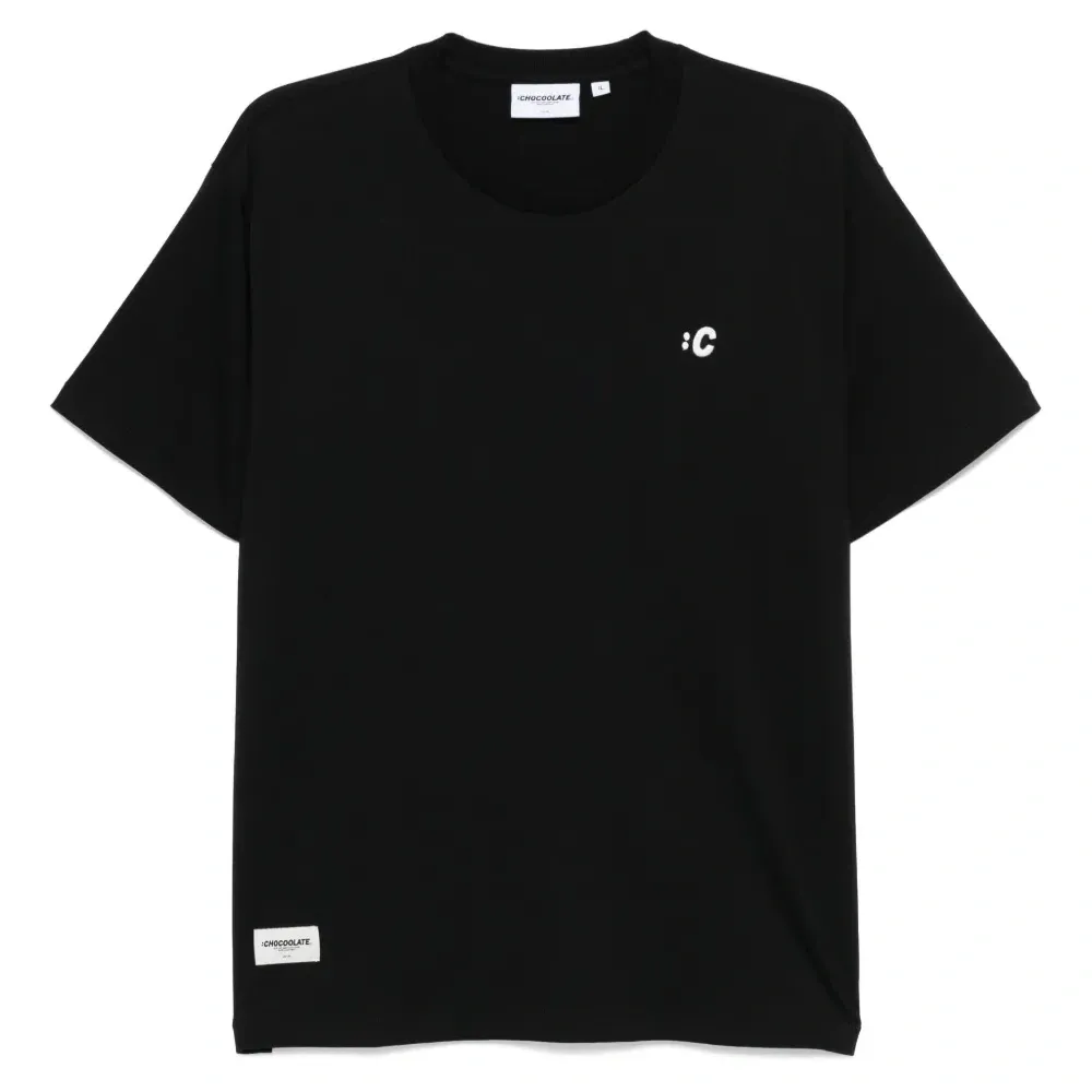 футболка с вышитым логотипом