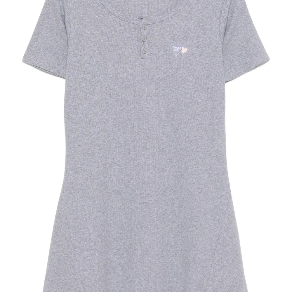 Платье с нашивкой-логотипом