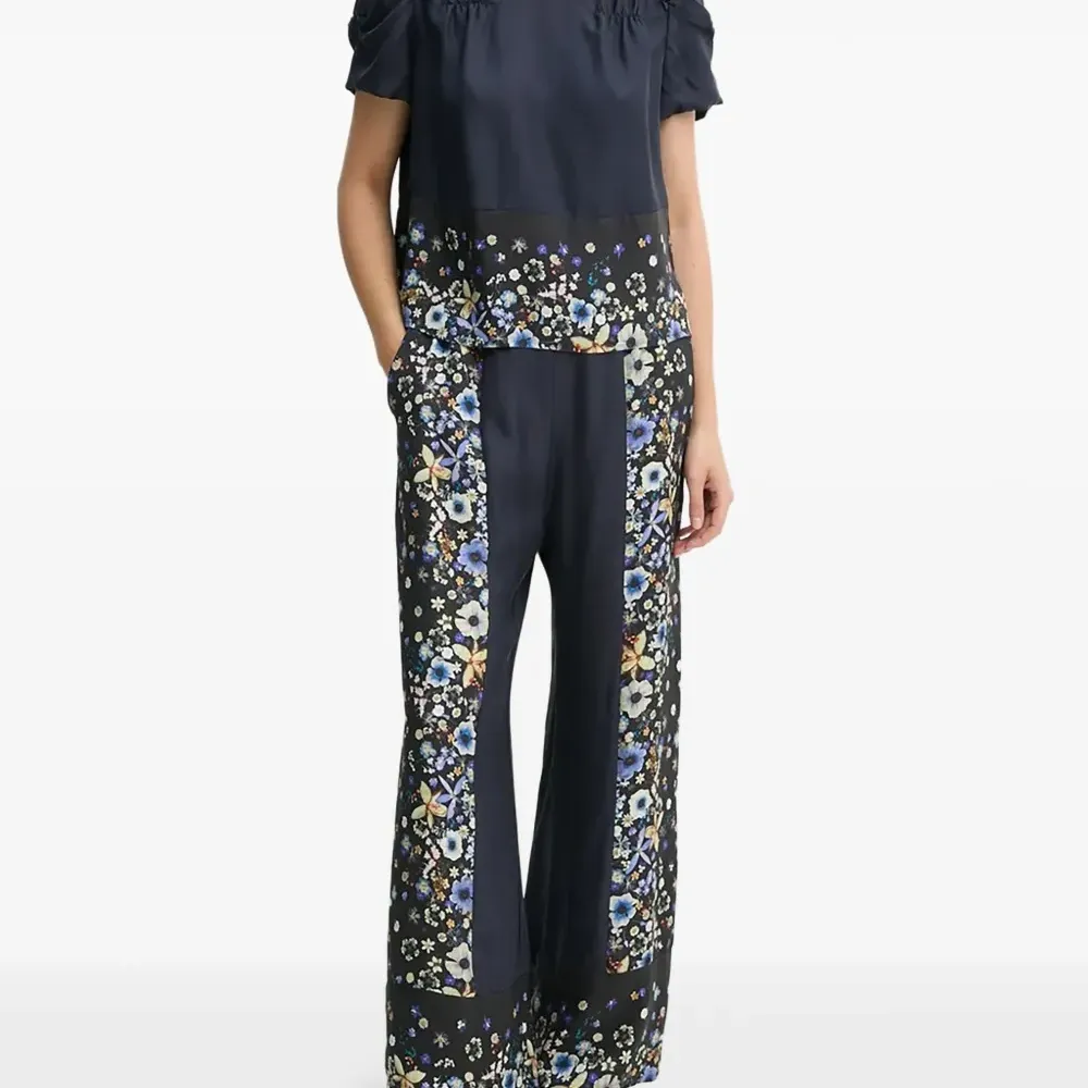 Блузка с цветочным принтом и вставками